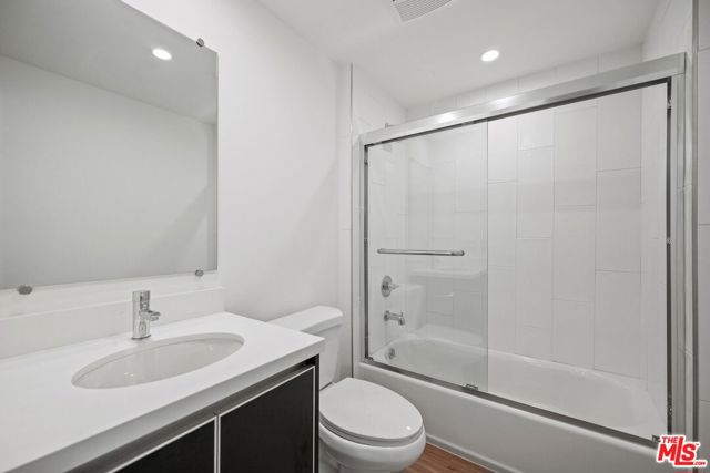 3657 Motor, Los Angeles CA: https://media.crmls.org/mediaz/d98fa8ef-4203-4609-a785-121835369416.jpg