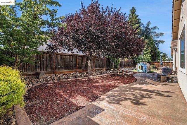 1839 Elizabeth Way, Brentwood CA: https://media.crmls.org/mediaz/d990cfd8-d0aa-430d-a079-8be83846d6cc.jpg