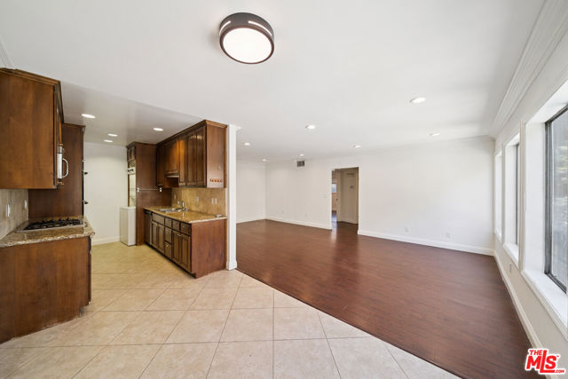 133 N Swall Drive, Beverly Hills CA: https://media.crmls.org/mediaz/d9919a8f-3cbd-458d-8db2-f51b790801f5.jpg