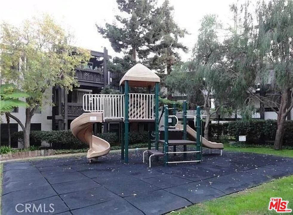 https://media.crmls.org/mediaz/d9919df8-ba01-4cd7-929f-923cc52dadf5.jpg?preset=X-Large