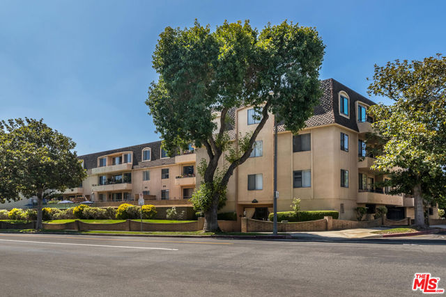1201 Roxbury Drive, Los Angeles CA: https://media.crmls.org/mediaz/d992a344-0bb5-42f6-bc7b-bb0527eec5a2.jpg