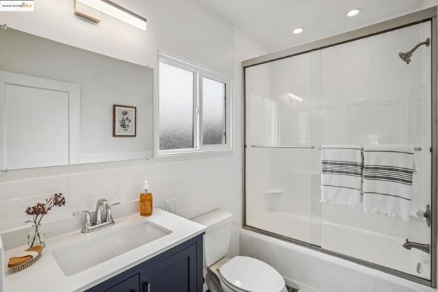 4006 Lincoln Ave, Oakland CA: https://media.crmls.org/mediaz/d992bfc3-d3a5-4add-86e3-e7b43c137fcc.jpg