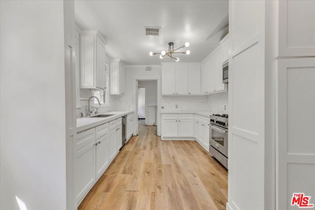 626 N Canon Drive, Beverly Hills CA: https://media.crmls.org/mediaz/d994c12d-4748-4bee-9312-bce5b6e89390.jpg