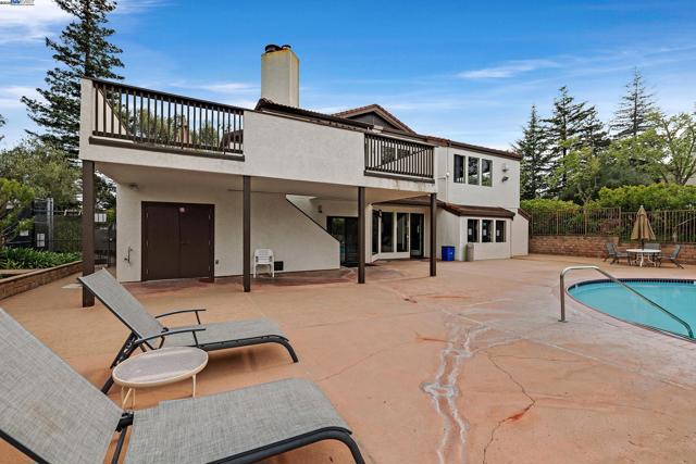 21109 Gary Dr, Hayward CA: https://media.crmls.org/mediaz/d995709f-9590-4b35-ab76-6c9ace08b91d.jpg
