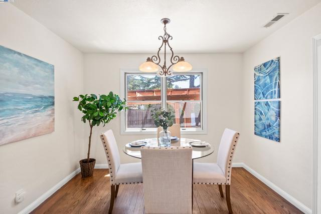 2948 Glenside Dr, Concord CA: https://media.crmls.org/mediaz/d9962a64-8adf-4a31-b911-a06c20267634.jpg
