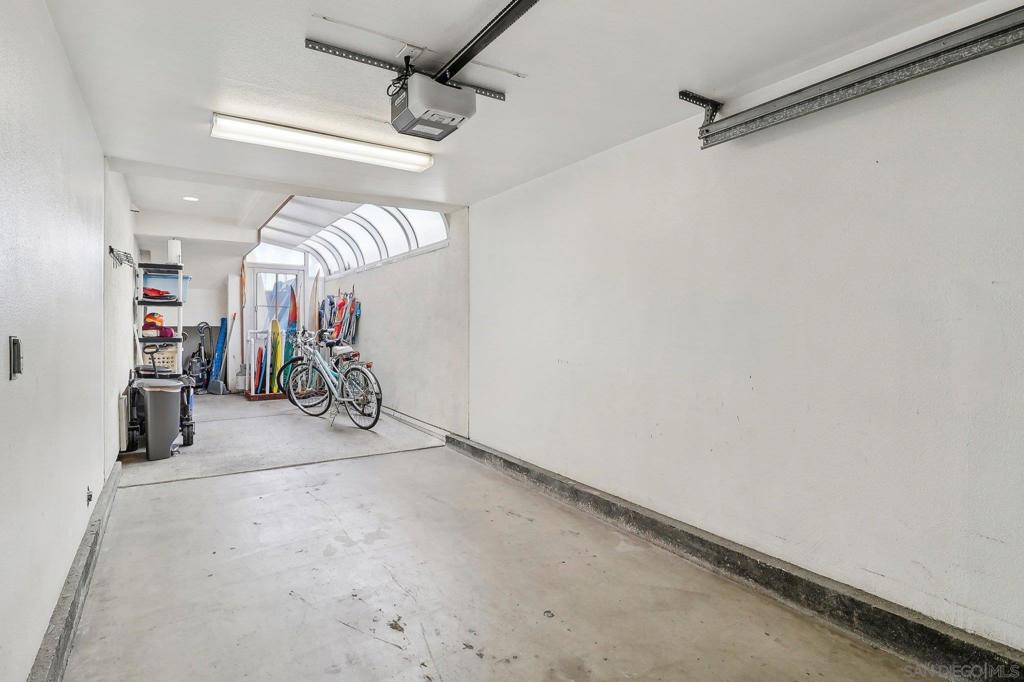 https://media.crmls.org/mediaz/d996a8a4-16ae-41a2-a454-e2271509a8b2.jpg?preset=X-Large