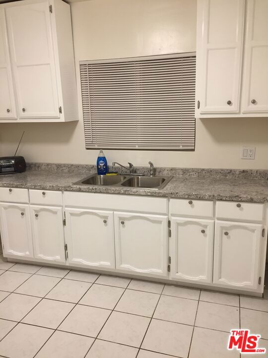 335 B W REGENT Street, Inglewood CA: https://media.crmls.org/mediaz/d996c28b-bf37-4b20-9ce7-2c4ae53b6616.jpg
