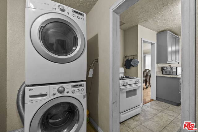 2729 W 79th Street, Inglewood CA: https://media.crmls.org/mediaz/d9973300-dc31-4525-9d61-2ffbfa619d9a.jpg