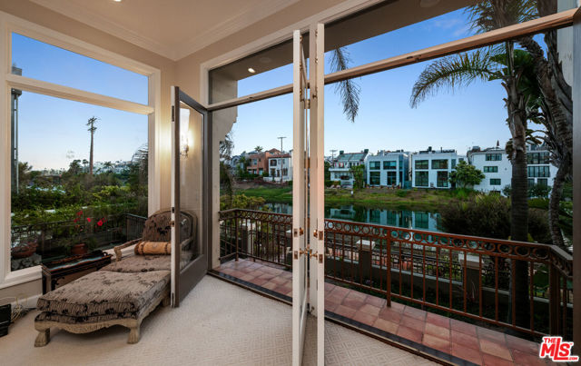 5105 Via Donte, Marina del Rey CA: https://media.crmls.org/mediaz/d998c727-eb0b-4971-952d-258ca480dc4a.jpg