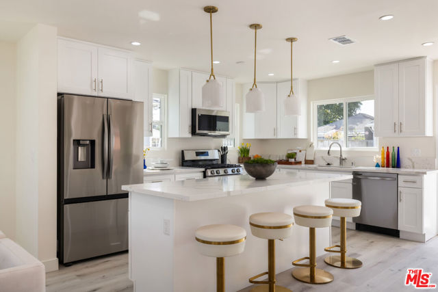 3827 S Victoria Avenue, View Park CA: https://media.crmls.org/mediaz/d9992e62-0dd2-44f5-bc1e-8da5fe8675f2.jpg