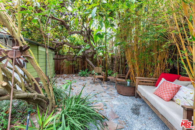 3761 Ashwood Avenue, Los Angeles CA: https://media.crmls.org/mediaz/d99950b5-674a-4088-9728-80ea245af794.jpg
