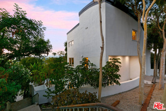 6969 Woodrow Wilson Drive, Los Angeles CA: https://media.crmls.org/mediaz/d99a724e-0585-4c1d-8699-03b208e4a6d2.jpg