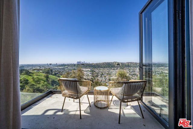 812 W Avenue 37, Los Angeles CA: https://media.crmls.org/mediaz/d99b42bd-f0e2-4c78-a15b-9119f22bb582.jpg