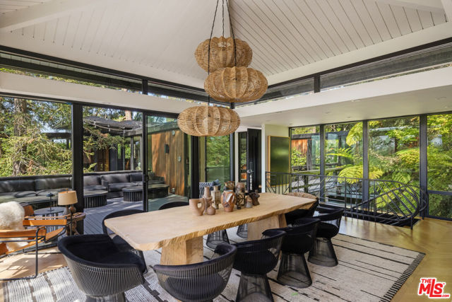 900 Napoli Drive, Pacific Palisades CA: https://media.crmls.org/mediaz/d99c6377-58aa-4574-833e-87351107d3a4.jpg
