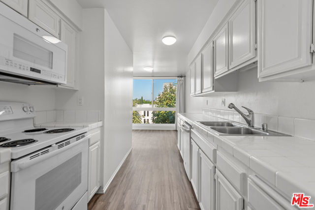 1340 S Beverly Glen Boulevard, Los Angeles CA: https://media.crmls.org/mediaz/d99c738c-a2fc-4f21-9762-93d59dd3c235.jpg
