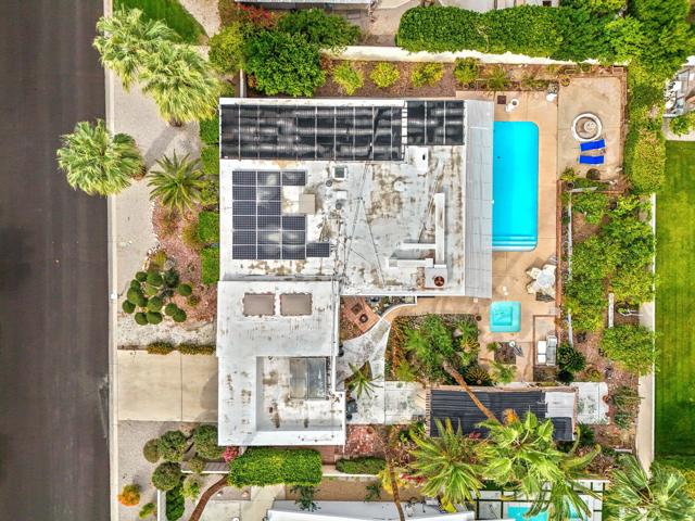 968 N Fairview Circle, Palm Springs CA: https://media.crmls.org/mediaz/d99d3a4a-f8cf-409d-9f93-8e054bfaa8cf.jpg