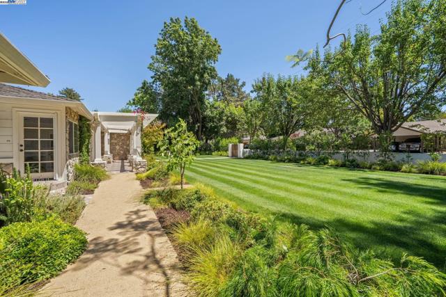 55 Cora Ct, Walnut Creek CA: https://media.crmls.org/mediaz/d99d8a4f-4697-4506-af21-0f58ea543921.jpg