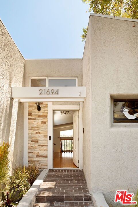 21694 Yucatan Avenue, Woodland Hills CA: https://media.crmls.org/mediaz/d99fa134-85ee-413c-bff2-e705d3d8bd6a.jpg