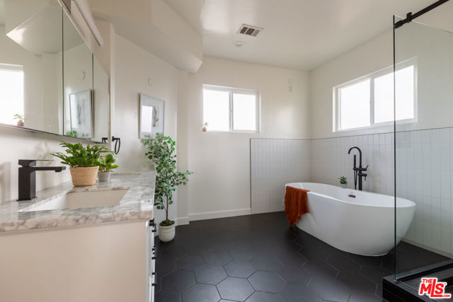 5018 Valleydale Avenue, Los Angeles CA: https://media.crmls.org/mediaz/d99fb78a-bcda-42d5-97d7-731975dabbe4.jpg