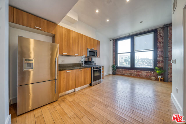 460 S SPRING Street, Los Angeles CA: https://media.crmls.org/mediaz/d9a1e01d-0b73-4578-a004-3bd7fe57fdc2.jpg