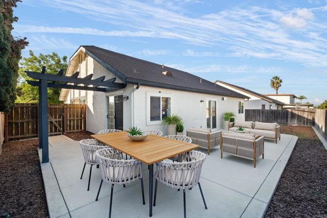 Detail Gallery Image 17 of 39 For 1347 Dorsey Way, Vista,  CA 92083 - 3 Beds | 2 Baths