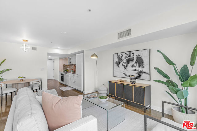 901 S Flower Street, Los Angeles CA: https://media.crmls.org/mediaz/d9a22f65-ee8f-4655-9ce2-da8c5551b056.jpg