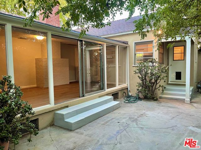 11410 Aqua Vista Street, Studio City CA: https://media.crmls.org/mediaz/d9a26322-fcd9-4a73-9d7a-2dd50c77e7d2.jpg