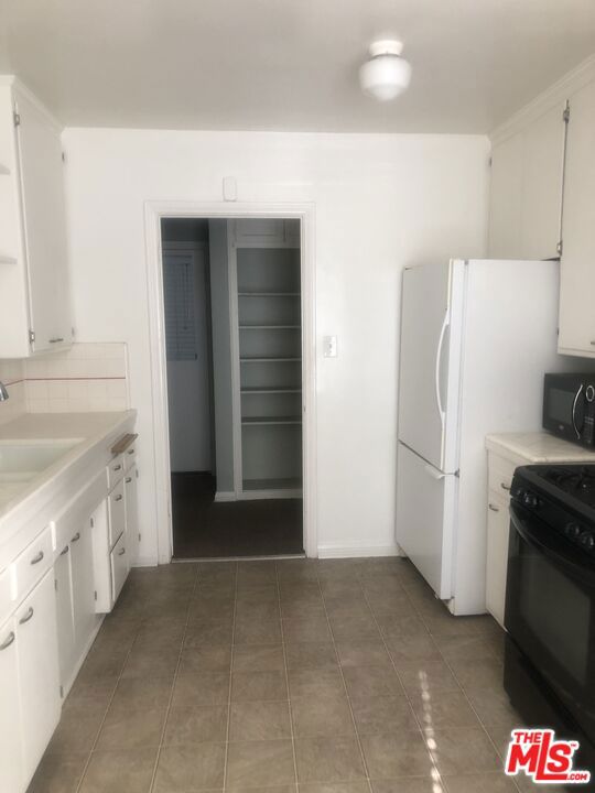 460 460 1/4 Kelton Avenue, Los Angeles CA: https://media.crmls.org/mediaz/d9a2702c-4032-4d37-94d5-d3ae69884fec.jpg