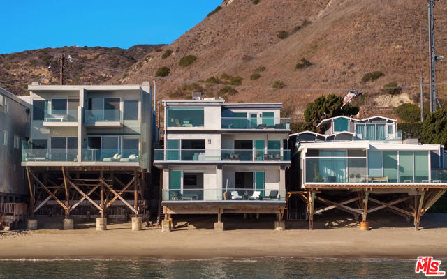 26050 Pacific Coast Highway, Malibu CA: https://media.crmls.org/mediaz/d9a29920-3be8-4254-9c33-06f0f0dbf3e4.jpg