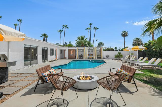 633 S Canon Drive, Palm Springs CA: https://media.crmls.org/mediaz/d9a3822c-16aa-4402-bf27-c0b128134b9f.jpg