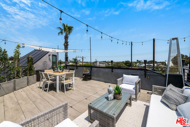 126 Thornton Place, Venice CA: https://media.crmls.org/mediaz/d9a3f212-70f0-4e15-bc77-3ac4a84d19ee.jpg