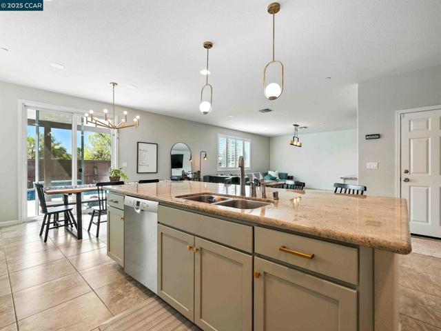 2433 Sanders Ln, Fairfield CA: https://media.crmls.org/mediaz/d9a42505-aaae-49d7-a0ce-086f9c0c2524.jpg