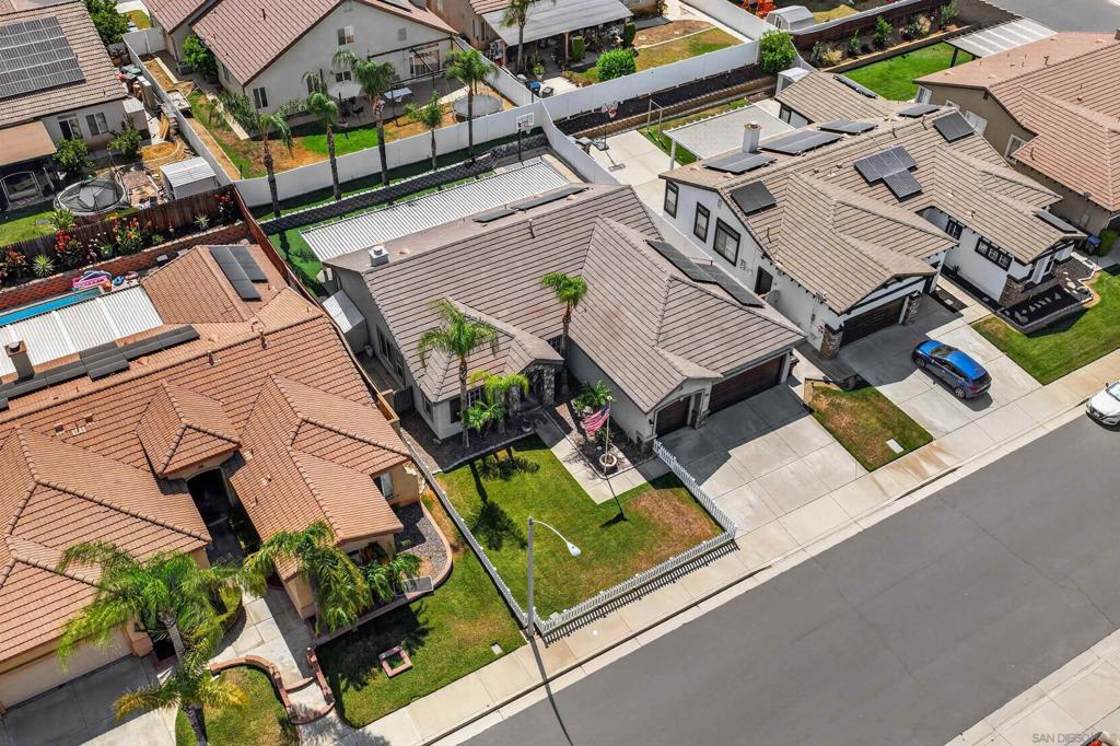 https://media.crmls.org/mediaz/d9a48729-3a0e-4d8d-8cb2-e46cf273f0bb.jpg?preset=X-Large