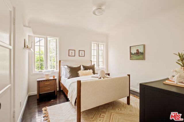 1068 Queen Anne Place, Los Angeles CA: https://media.crmls.org/mediaz/d9a609e2-b2a1-4213-bc13-c4155c17ff34.jpg