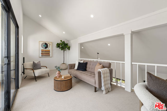 1742 S Bentley Avenue, Los Angeles CA: https://media.crmls.org/mediaz/d9a7163b-bc8e-4043-8ea6-9db90caf9b2a.jpg