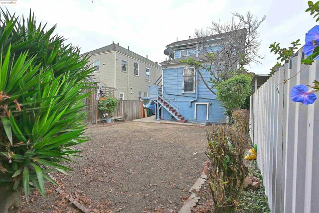 672 33Rd St, Oakland CA: https://media.crmls.org/mediaz/d9a72ebc-57d7-4d25-bcd8-e1d9e5b62a22.jpg