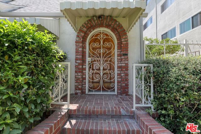 859 S Le Doux Road, Los Angeles CA: https://media.crmls.org/mediaz/d9a7a529-58a9-49fc-a833-546d4932f118.jpg