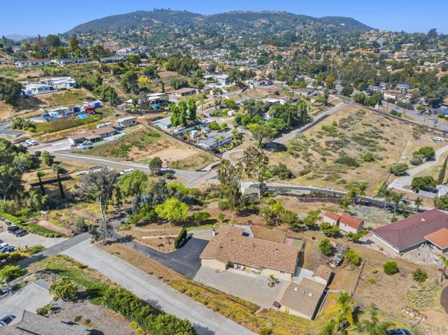 12220 Valhalla Drive, Lakeside CA: https://media.crmls.org/mediaz/d9a7b40f-a6e2-4843-bb6a-1404593a2e80.jpg