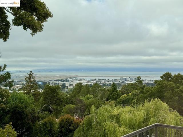 2912 Hillside DR, Burlingame CA: https://media.crmls.org/mediaz/d9a816de-715d-4d4b-bb6d-f4e775865260.jpg