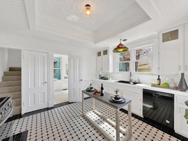 398 W San Fernando, San Jose CA: https://media.crmls.org/mediaz/d9a8750a-a9bd-4470-b998-17d17e04c9a2.jpg