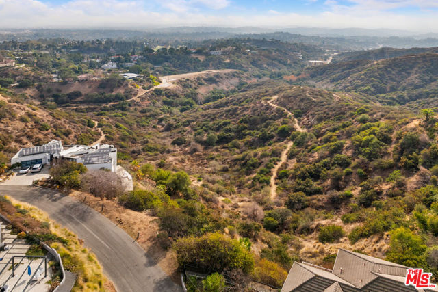 1570 Glen Oaks Boulevard, Pasadena CA: https://media.crmls.org/mediaz/d9aa4e7b-3411-4e9f-99ec-292a09e8856e.jpg