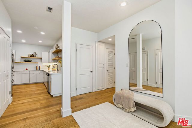 839 Larrabee Street, 2 photo 8