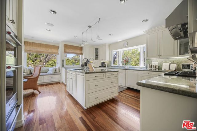 2660 Carman Crest Drive, Los Angeles CA: https://media.crmls.org/mediaz/d9ac49b0-2e29-4ce6-9d7c-dbf70044a39f.jpg