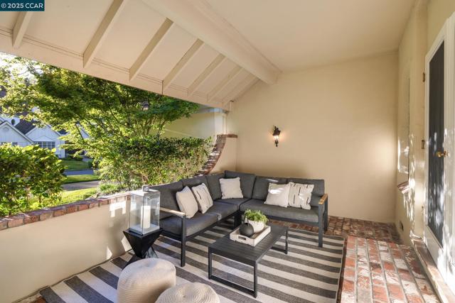3284 Blackhawk Meadow Dr, Danville CA: https://media.crmls.org/mediaz/d9ac64b2-e091-4892-9520-8519c03e2b73.jpg