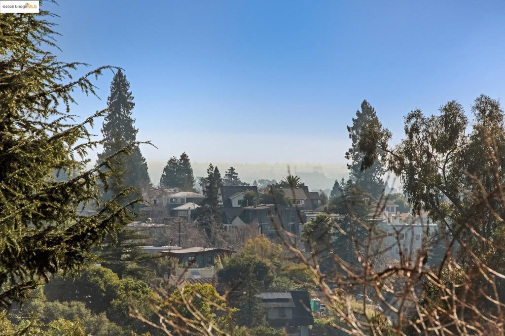https://media.crmls.org/mediaz/d9ad1852-087f-4991-92ab-b1072acda853.jpg?preset=X-Large