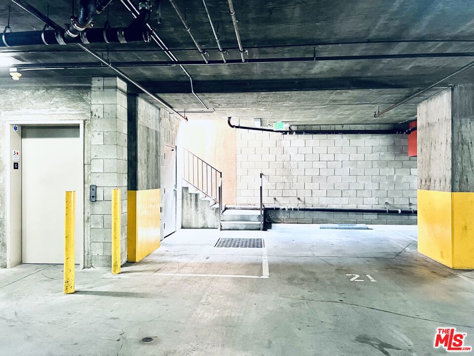 https://media.crmls.org/mediaz/d9af3b12-75d4-4c2c-87cc-03de8ab4f732.jpg?preset=X-Large