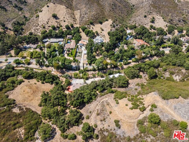 2470 Stokes Canyon Road, Calabasas CA: https://media.crmls.org/mediaz/d9af81f9-4fb0-4f5d-8a4b-869195628029.jpg