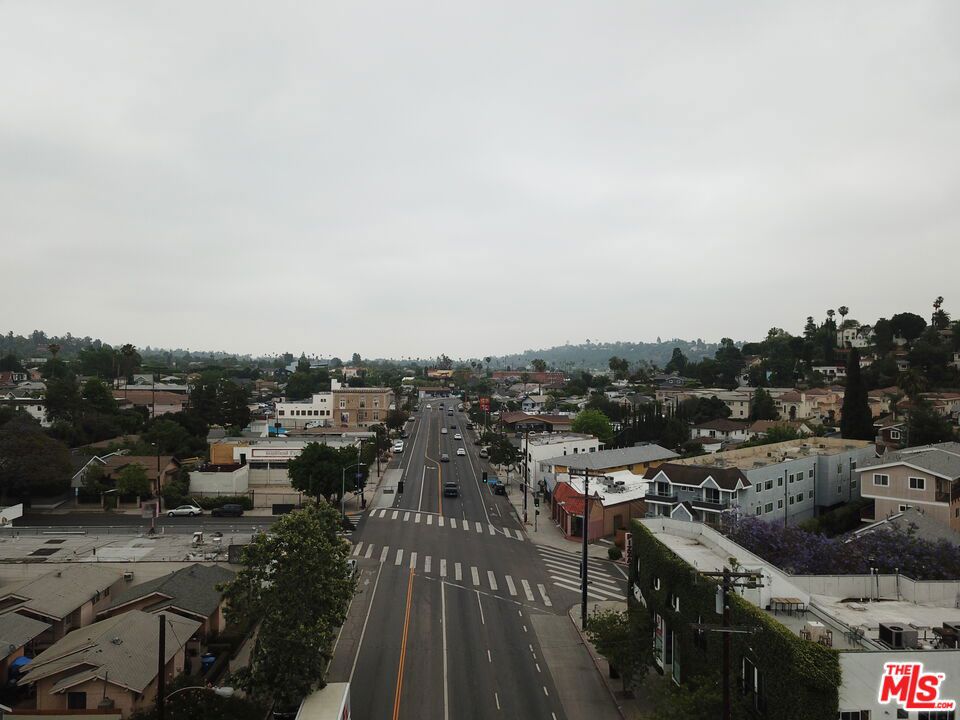 https://media.crmls.org/mediaz/d9b02483-a501-47ec-a32a-7470b6752f98.jpg?preset=X-Large