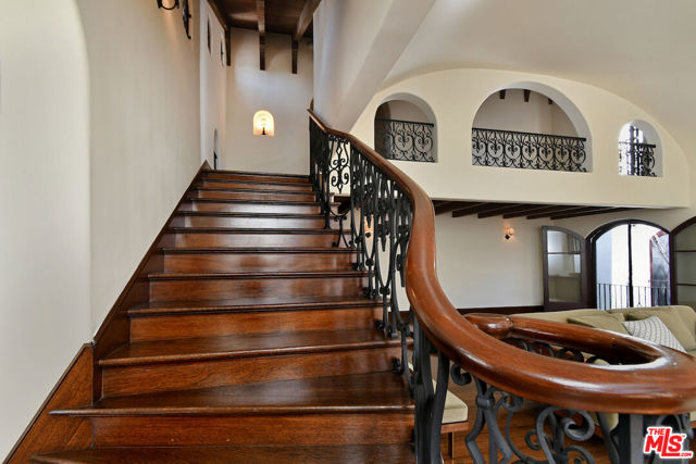 4352 Forman Avenue, Toluca Lake CA: https://media.crmls.org/mediaz/d9b04586-597f-4830-bb20-e804ad509c71.jpg