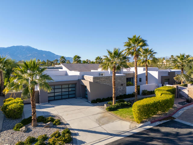 1 Via Merenda, Rancho Mirage CA: https://media.crmls.org/mediaz/d9b0b14f-9d38-42e5-9e42-57dd820f8e75.jpg